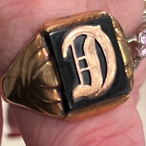 Vintage 10K Yellow Gold Black Onyx Ring With A D On It Size 8-9